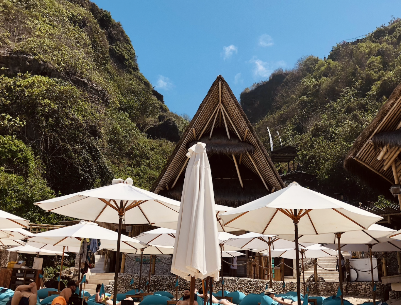 7x Mooiste beach clubs in Uluwatu, Bali