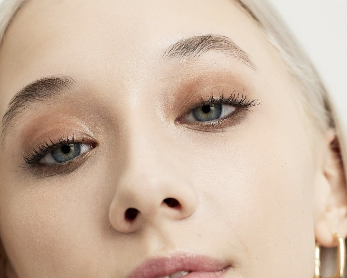 Dit ingrediënt in wimperserums zorgt voor donkere kringen onder je ogen