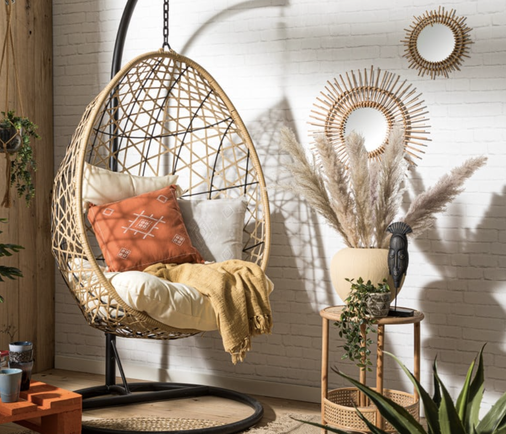 Deze hangstoelen van Xenos zijn nu in de aanbieding