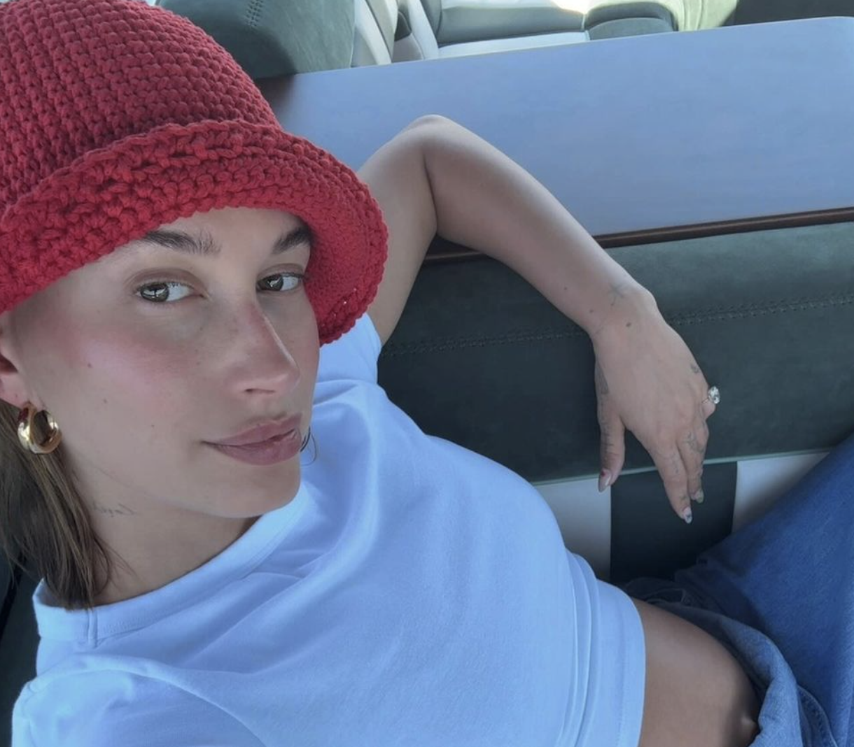 Zwangere Hailey Bieber onthult ouders nauwelijks meer te spreken