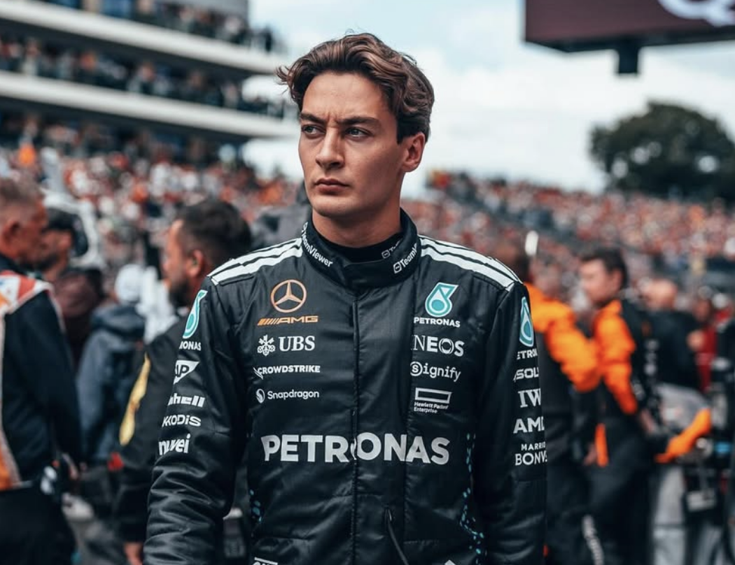 Sainz reageert op mogelijk vertrek Russell bij Mercedes