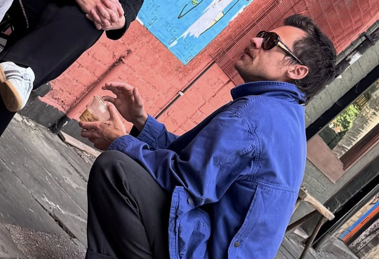 Dít is die blauwe jas waar Harry Styles in lijkt te wonen