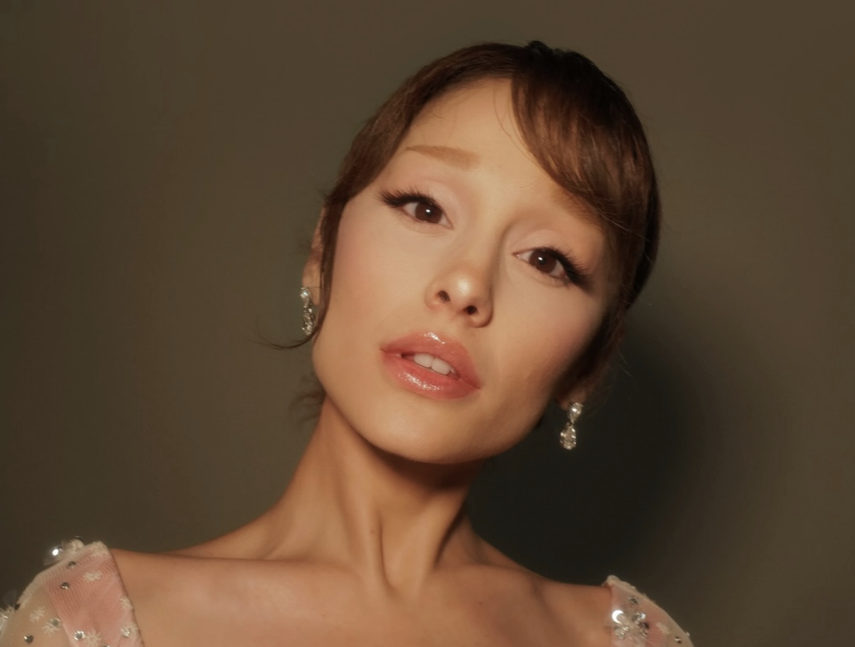 Photoshopfail: Ariana Grande heeft 6 vingers op de cover van Vogue